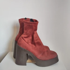 Boots 90's / 70's i fint skick  - Från Asos, sjukt snygga, säljes då dom inte används. Mockaimitation. Storlek 38 men passar även mig som är en större 37