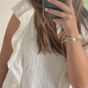 Vit volangtröja - Fin vit Hampton volangtröja. Finns ett litet hål i baksidan men man ser inte den.