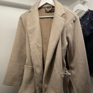Kappa - Säljer denna jätte fina höst/vår kappan från zara💗 bra skick och väldigt fin beige färg, går att knyta i midjan. Pris kan diskuteras❗️