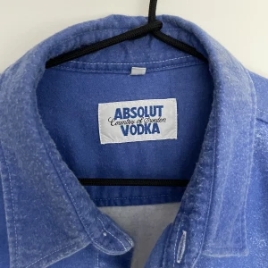 Skjorta ABSOLUT VODKA - Storlek M.