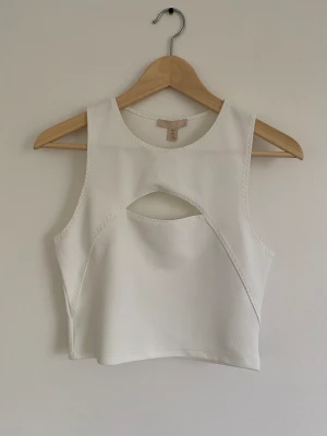 Vitt linne med cut-out från HM - Linne inköpt på HM. Lappen är borta men aldrig använt, endast testat. 