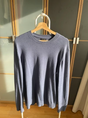 Stickad tröja - Stickad tröja från massimo dutti, tröjan är i bra skick och hör av dig om du har funderingar.
