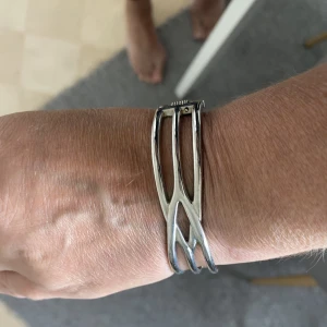 Armband  - Stel modell armband från troligtvis glitter  Säljes för 20 kr 