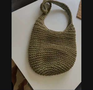 Väska från hm  - Ok skick  Defekt vid dragkedja se bild Passa på att handla i helgen då det är  FRI FRAKT FRAM TILL SÖNDAG KVÄLL🤩👏👏