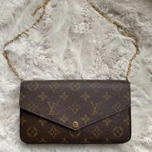 Louis Vuitton Pochette - Äkta LV väska i nyskick.  Mer info i DM ❤️