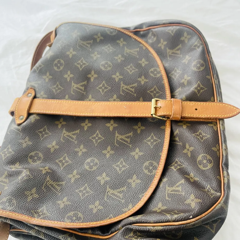 Äkta louis Vuitton  Saumur handbag  Brown,Synthetic  Mer information. Skicka sms . Väskor.