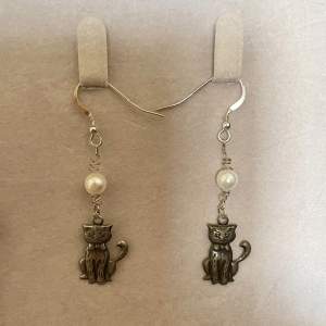 Örhängen med katter, en i silver en i bronsfärgad metall. Krokarna är nickelfria 💕💕