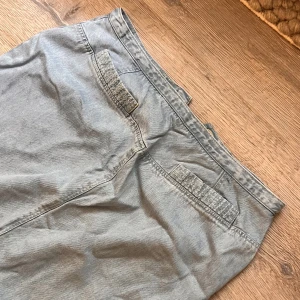 Jeanskjol🥰 - Sötaste jeanskjolen för en varm vår/sommardag🤩 Min mammas gamla som tyvvär är lite stor på mig😿 Skulle sagt M-L och är gjord av ett tunnare jeansmaterial! Vid frågor kring mått och flera bilder, är det bara att komma provat🌟🫶