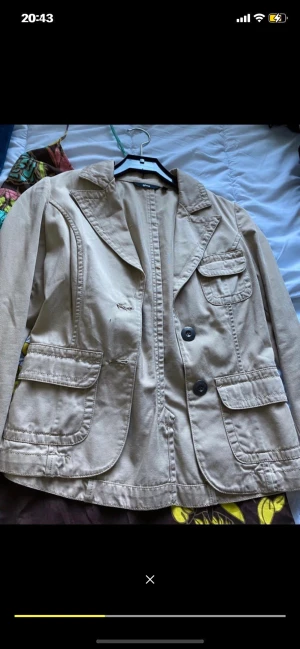 Kavaj från Gina Tricot  - Fint skick strl 34 Beige  Från Gina 🤩 köparen betalar portot 