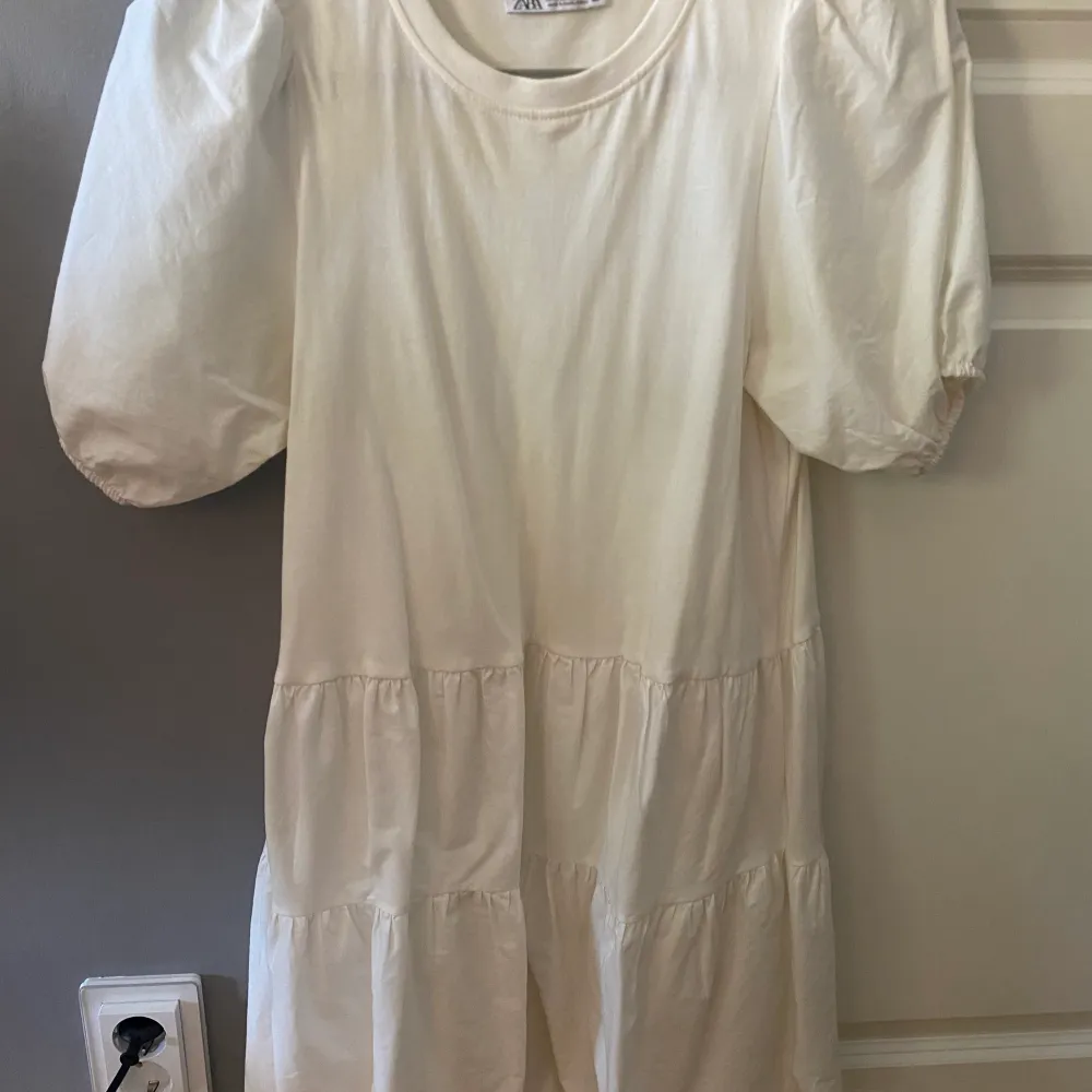 Säljer denna vita klänningen från zara. Använd fåtal gånger men har blivit för liten så de är dags att sälja. Kom gärna med prisförslag💓. Klänningar.