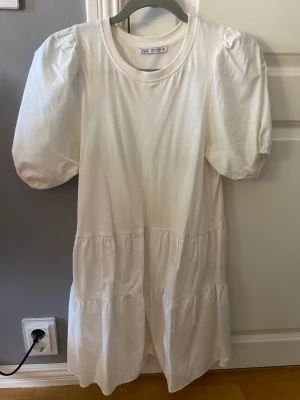 Zara klänning  - Säljer denna vita klänningen från zara. Använd fåtal gånger men har blivit för liten så de är dags att sälja. Kom gärna med prisförslag💓