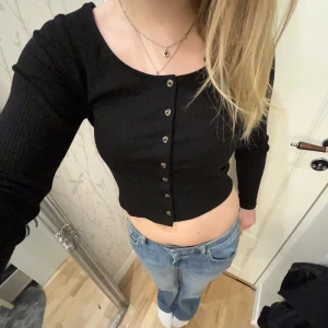 Topp med knappar - Söt långärmad topp med knappar. Fint skick💞TRYCK EJ PÅ KÖP NU HÖR AV DIG VID INTRESSE 