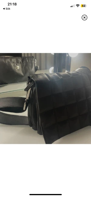 Adax väska  - Amalfi shoulderbag från ADAX, äkta skinn. Knappt använd, mycket fint skick. Köpt för 2499kr