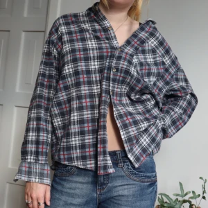 Flanellskjorta blå & röd rutig - Flanellskjorta blå och röd rutig. Köpt på second hand. Perfekt skick! Säljer då jag ej använder 🪢