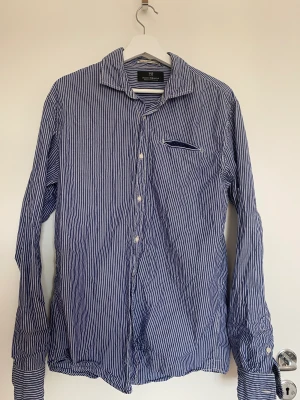 Scotch and soda, skjorta  - Strl: L, men är som en M Gott skick, behöver bara strykas.