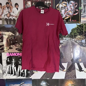 Vintage T-shirt  - Snygg tröja med tryck på! Tyvärr är trycket rätt sprucket:/ dm vid frågor:)