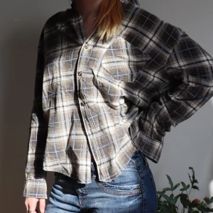Flanellskjorta brun/grön rutig - Flanellskjorta, grön, grå, brun färgad i rutigt mönster. Köpt second hand. Perfekt skick! Säljer då jag ej använder 🦆