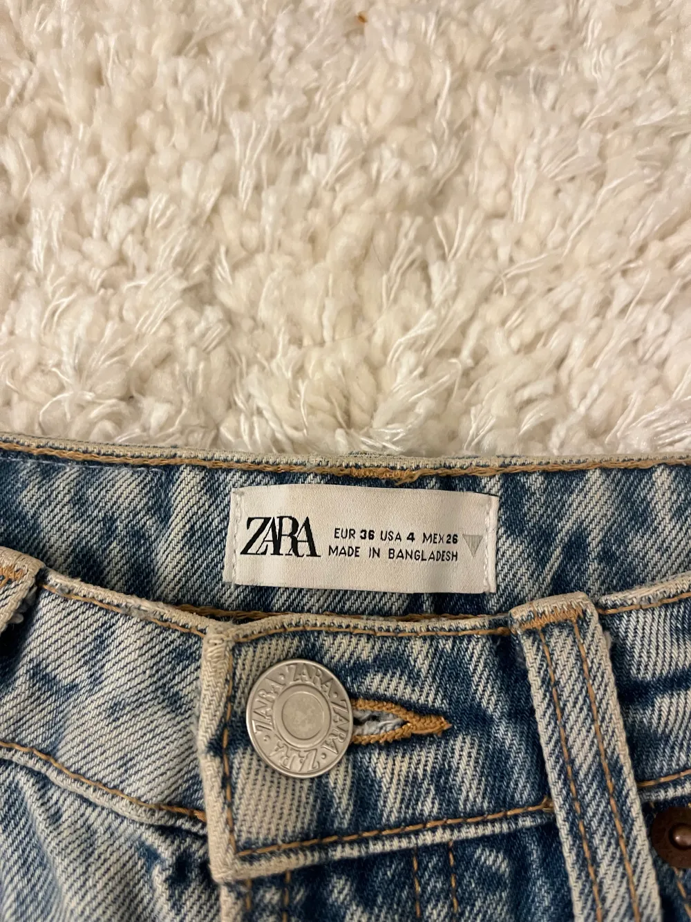Säljer dom populära mid waist Zara jeansen!! Fint skick!!💞. Jeans & Byxor.