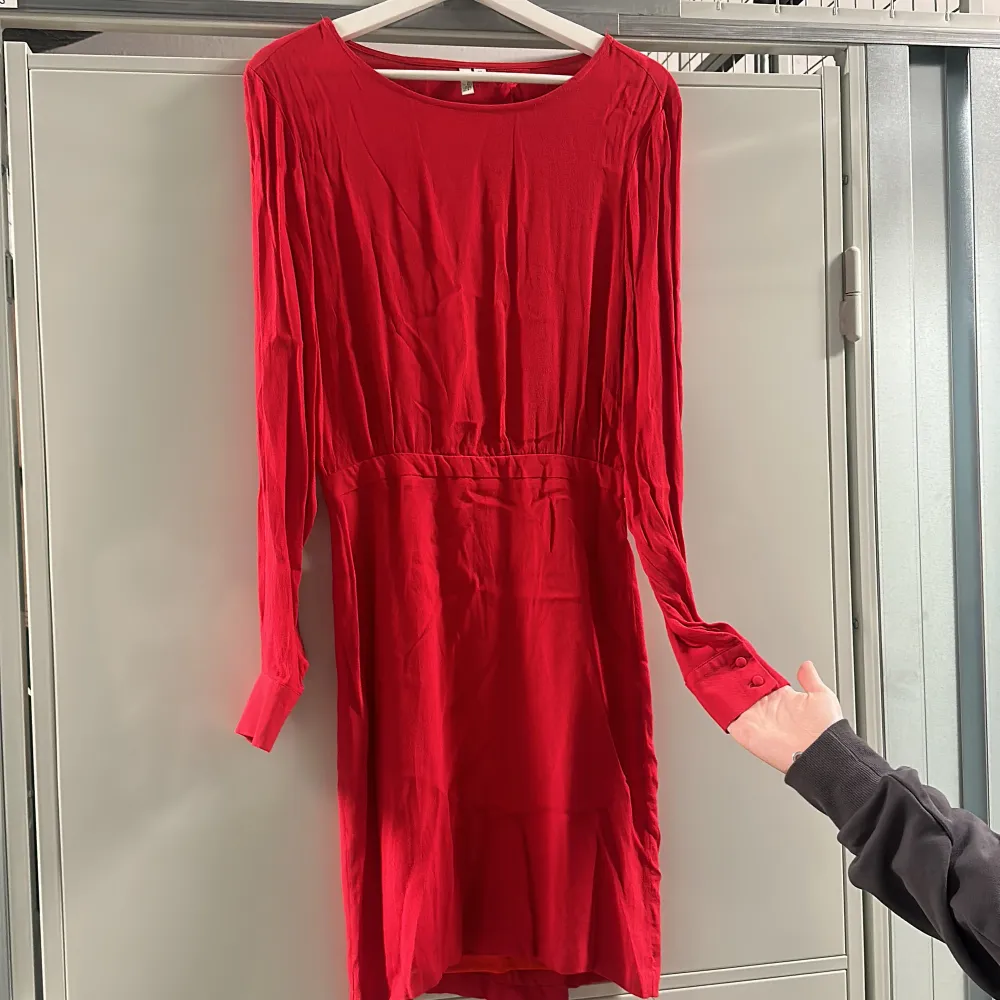 Röd klänning från Nelly med fin rygg. . Klänningar.