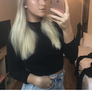 Ribbad svart polo Croptop  - Bra skick men kommer tyvärr inte till användning längre🤍Rensar mycket av mitt smink, smycken och kläder nu och kan ge paketpris vid köp av flera✨🤍