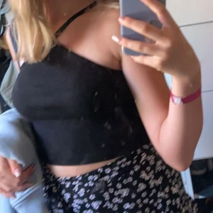 Zara top - En söt topp från zara med ett ”kors” band på framsidan. Säljer då den är för liten (gammal bild) storlek säger M men skulle säga S. Pris kan diskuteras