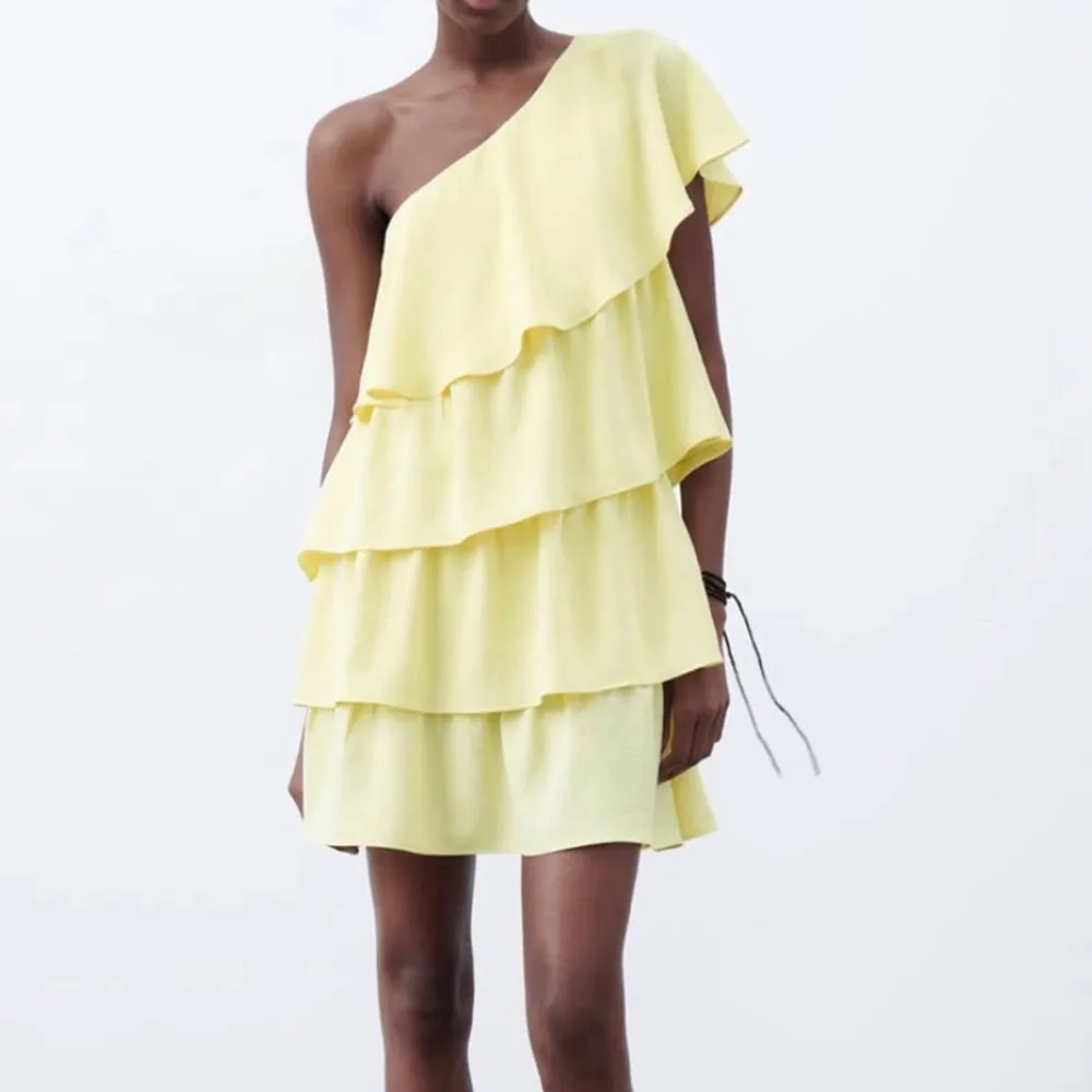 Säljer nu denna trendiga gula klänning från zara💛💕 knappt använd,skriv för fler bilder . Klänningar.