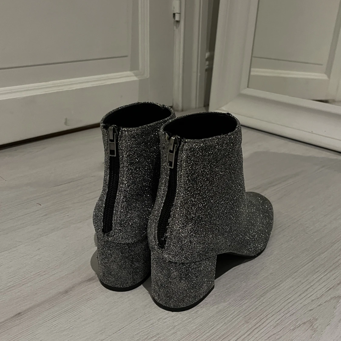 Glittriga klackskor - 91