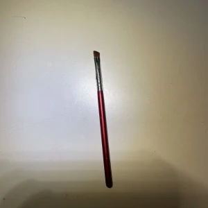 Ögonbrynsborste  - Renar mycket av mitt smink, smycken och kläder nu och kan ge paketpris vid köp av flera✨🤍