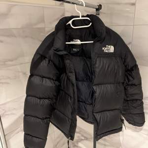 En extremt fin North Face jacka som endast har använts under en vintersäsong, den är i Top kondition! 9/10. Nypris är ca 3500