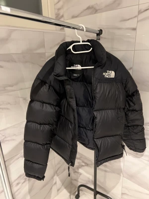 North Face Nuptse 1996 - En extremt fin North Face jacka som endast har använts under en vintersäsong, den är i Top kondition! 9/10. Nypris är ca 3500