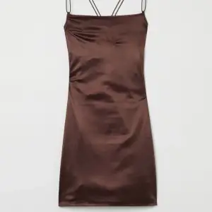 En super fin silkes klänning från hm, den är kort och har öppen rygg som är ribbad. Testat den men aldrig använt.🩷