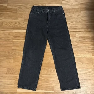 Svarta Weekday byxor - W28 L30, modell GALAXY