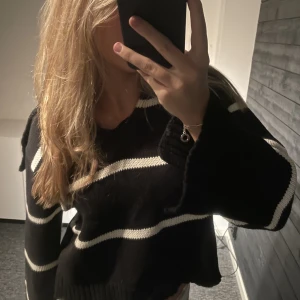 Randig tröja - Croppad/lite kortare stickad tröja, använd en gång!