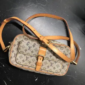 Trendig ”jeans” LV crossbody. Köpt på vintagebar för 8000.  