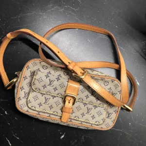Vintage juliette Louis Vuitton crossbody bag - Trendig ”jeans” LV crossbody. Köpt på vintagebar för 8000.  