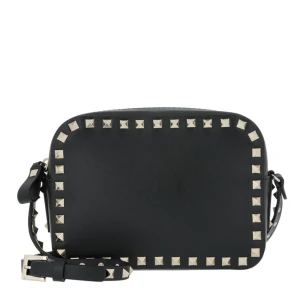 Valentino väska   - Säljer min älskade Valentino Rockstud camera bag,  Nypriset på den är ca 13 000kr och den är i superfint skick!!