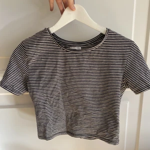 Randig topp - Supersöt croppad randig tshirt som sitter smickrande! Storlek m men sitter som xs/s. 