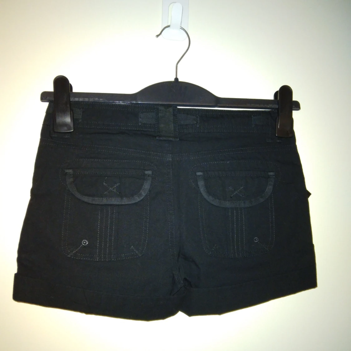 NYA och oanvända svarta korta shorts från Åhléns barnavdelning, Strlk 152 Cl / XXS. Flera fickor.  - 1