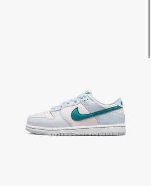 Nike dunk - Super fina Nike dunks, säljer då dem sitter lite tight på mig! Inte mycket använda, skriv om du vill ha egna bilder 🩵🤩