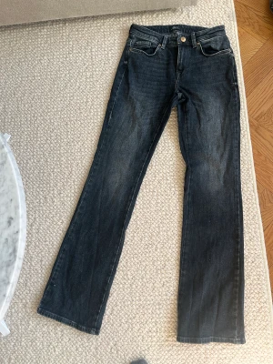 Lågmidjade jeans grå - Lågmidjade jeans ifrån Only i grått!