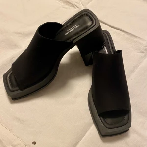 Vagabond Henny canvas - Vagabond Henny. Svart canvas. Helt oanvända i kartong. Storlek 41. Nypris 799kr. True to size. Något smal i modellen. 