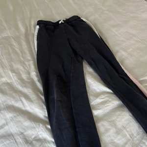 Sweatpants - Ett par mörk blå mjukisbyxor, skön i material och tvättas innan skick