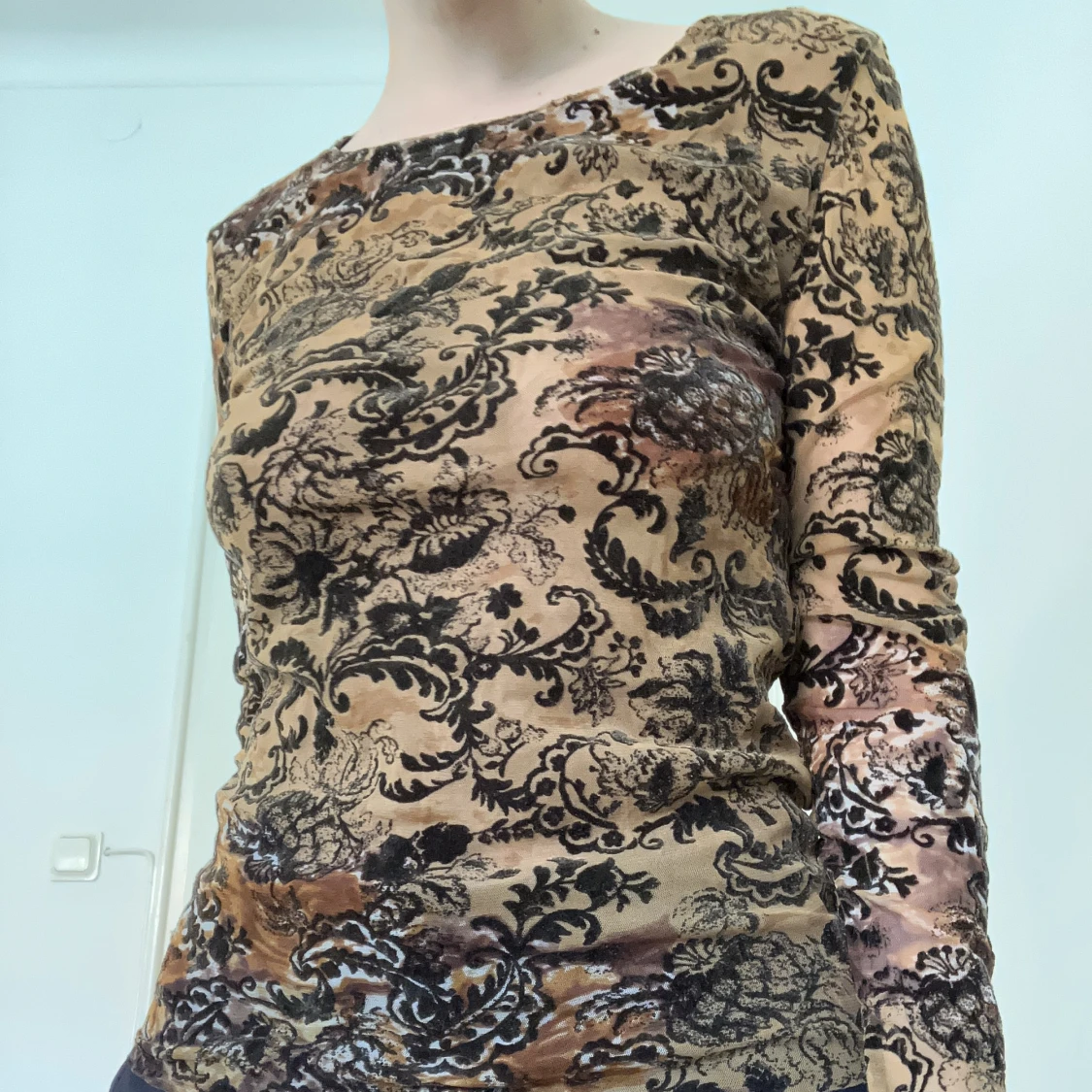 Meshtröja med sammetsdetaljer - 90