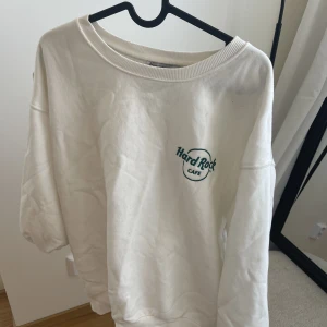 sweatshirt - Säljer en superfin sweatshirt pga för mycket kläder. Passar Xs-S sitter lite overzised. 