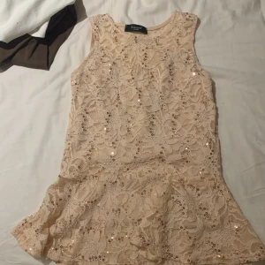 Rosatopp - Rosapaljett topp. Ger lite konståkning vibe 