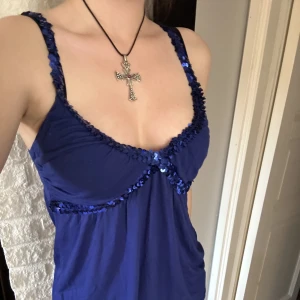 Sött glitter linne - Blått linne från hm i storlek 38, men passar mig som vanligtvis bär xs💙