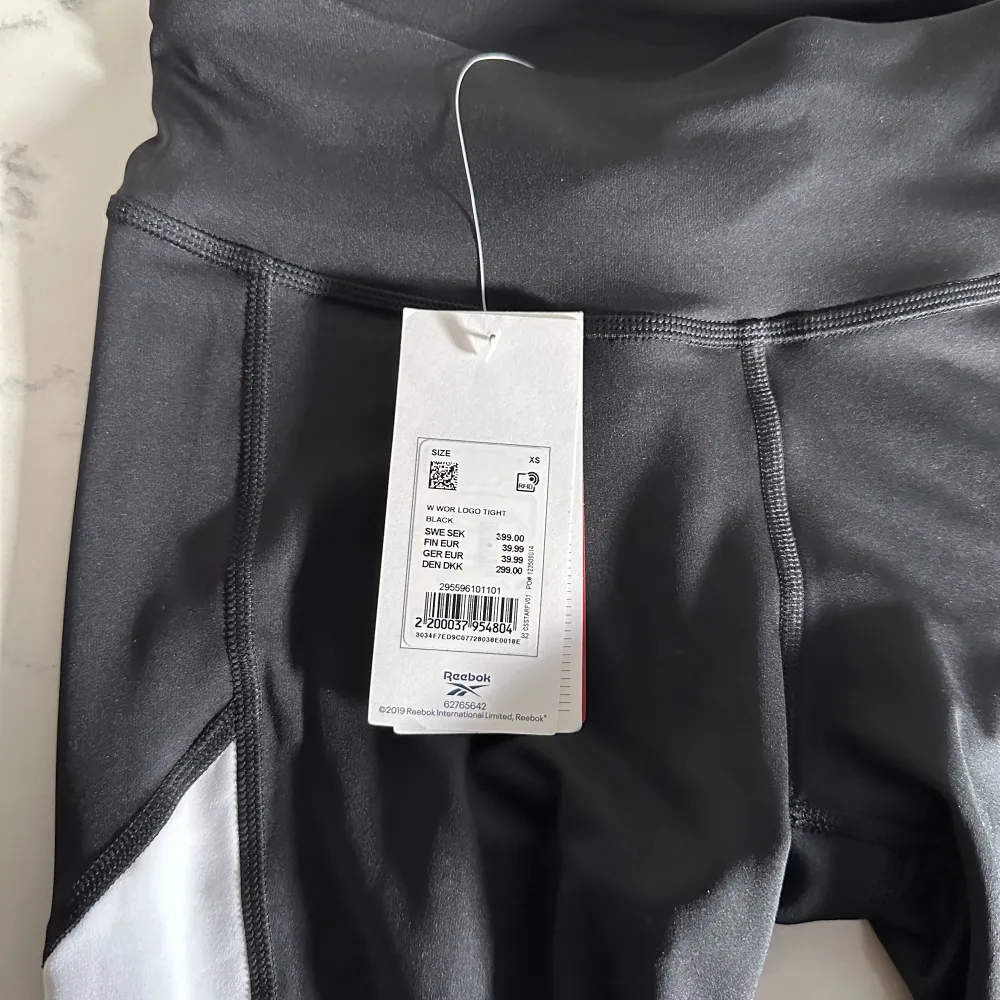 Helt nya träningsbyxor från Reebok. Prislapp sitter kvar, nypris 399kr. Storlek XS. Pris kan diskuteras. . Farkut & Housut.
