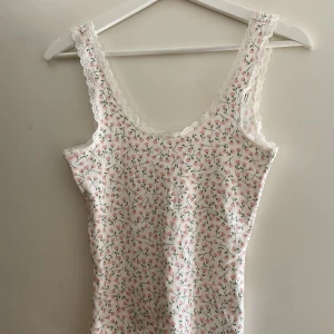 Blommigt spets linne monki - Aldrig användt! 