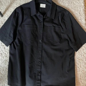 A-dsgn overshirt - En snygg kortärmad overshirt från A-dsgn som har blivit för liten, perfekt till sommaren.