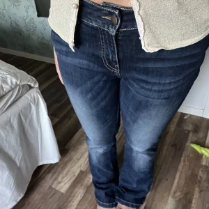 Mörkblåa bootcut jeans - Mörkblåa utsvängda jeans